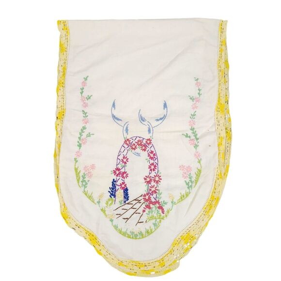 VTG TABLE RUNNER GARDEN BASKET FLORAL EMBROIDERED DRESSER SCARF ESTATE MCM - Picture 1 of 3